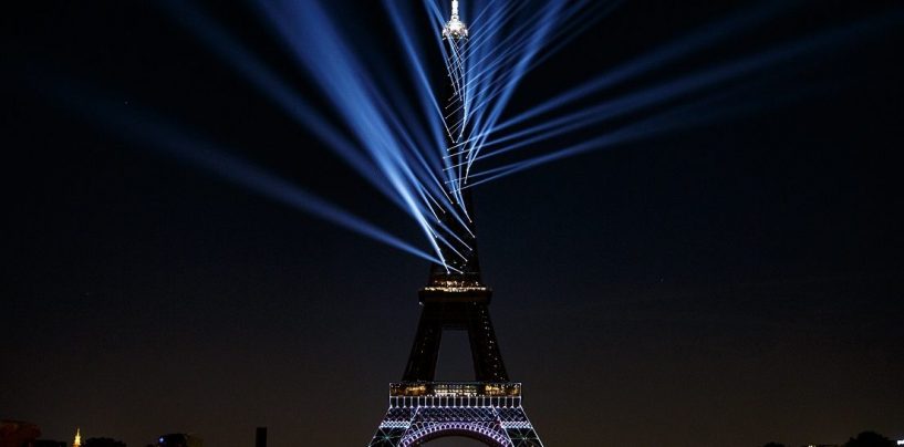 O 130º aniversário da Torre Eiffel foi iluminado com o Proteus Hybrid da Elation