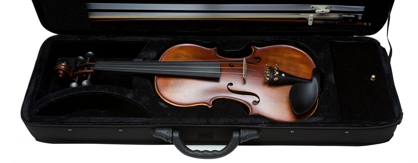 Izzo entra no segmento de violinos e violoncelos para uso profissional