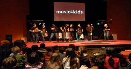Instrumentos brasileiros fazem a festa das crianças no pavilhão voltado à educação musical