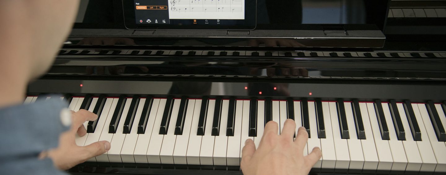 O piano Yamaha Clavinova CSP ensinará você a tocar suas músicas favoritas
