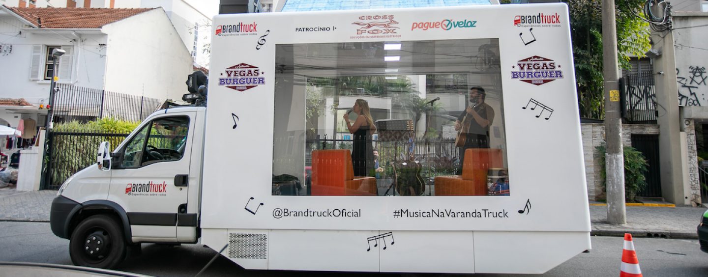 Brandtruck cria projeto dentro de caminhão de vidro e leva música para as ruas
