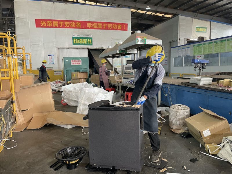 Caixas falsificadas modelo ARCS II, da L-Acoustic são destruídas  in China.