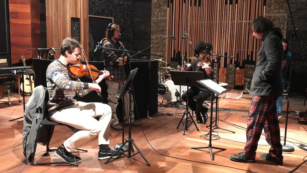 músicos gravam no estúdio Audio Porto