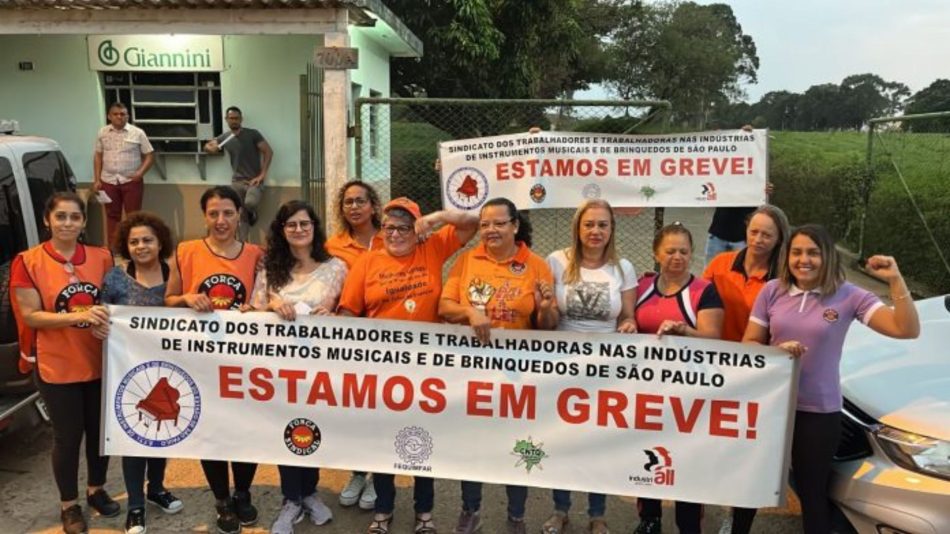 Falsas trabalhadoras junto com a presidente do Sindicato laboral na frente da Giannini