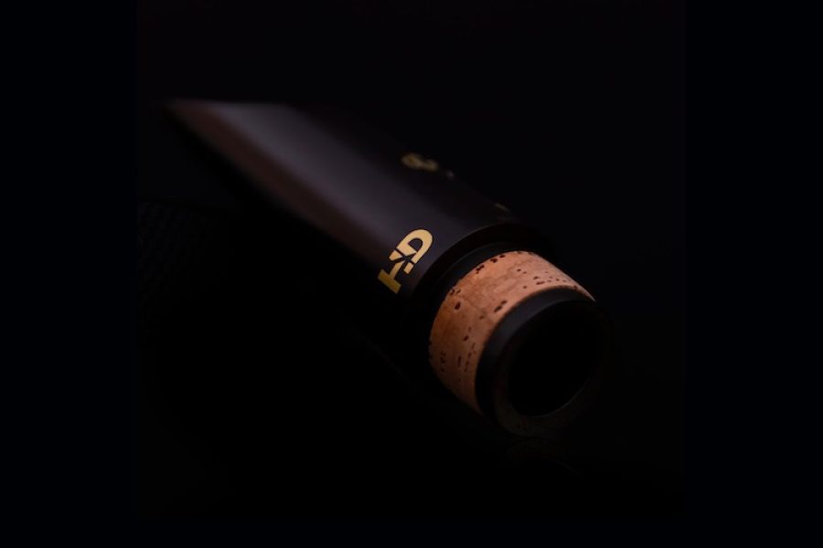 Vandoren apresenta novo material Ebonite HD A Vandoren Paris apresenta um novo material para suas boquilhas, resultado de muitos anos de pesquisa: o Ebonite HD, um ebonite de alta densidade, produzida exclusivamente para a empresa. As propriedades físicas específicas da Ebonite HD reforçam as qualidades acústicas naturais do ebonite padrão e otimizam a sensação de tocar. Segundo o comunicado oficial da Vandoren, este material promete: Excelente projeção Volume denso e cheio Desmontagem precisa e fácil Fortalece o apoio e o controle do músico, independentemente da nuance Os modelos Black Diamond para clarinete Bb estarão gradualmente disponíveis em revendedores autorizados, começando com um novo modelo: o BD6 HD. O ebonite HD é 100% de origem natural e é certificado como não tóxico, de acordo com a Diretiva Europeia EU2009/48/EC, Anexo II, Parte III, tal como o ebonite de qualidade musical padrão utilizado pela Vandoren há quase um século.