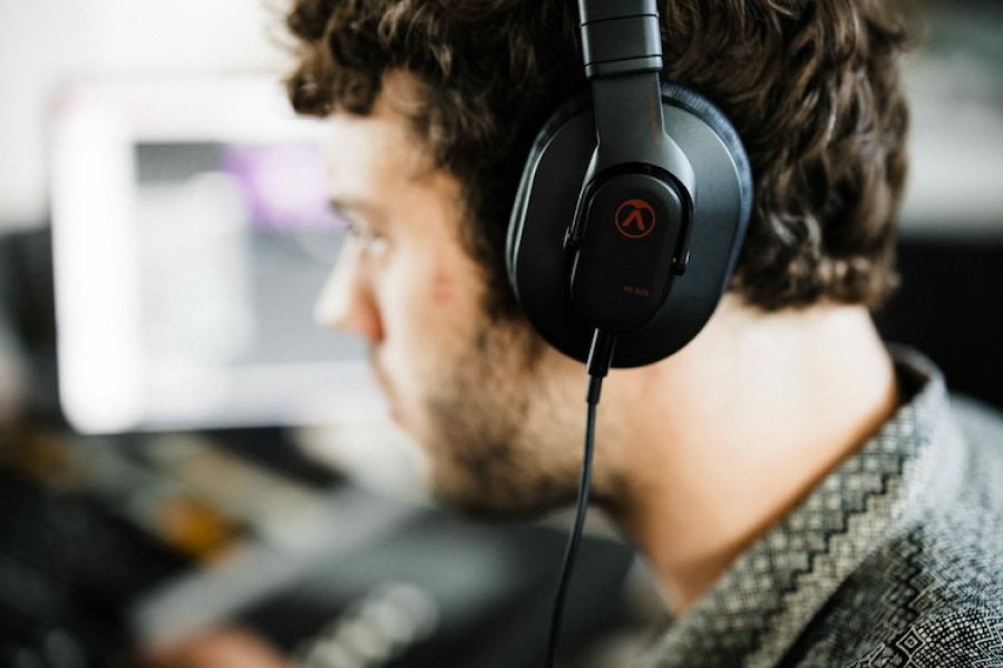 Austrian Audio lança fones de ouvido Hi-X20 em formato compacto