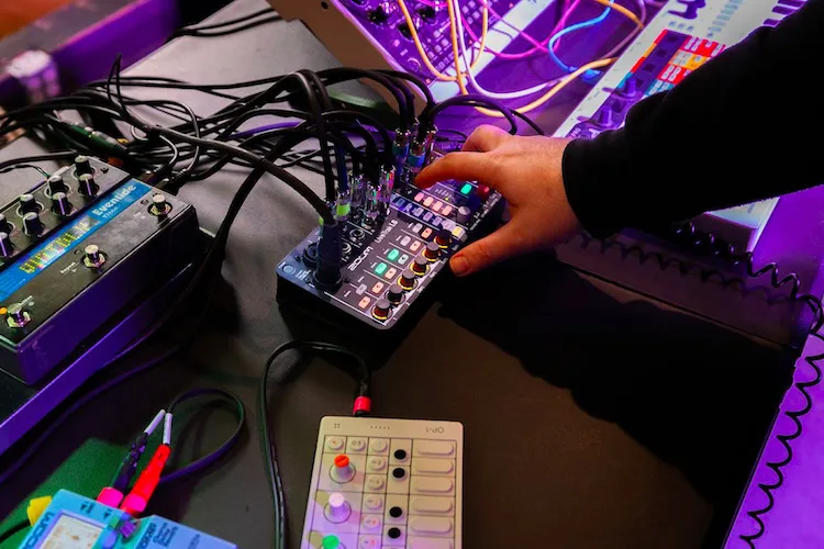 LiveTrak L6 da Zoom traz mixer digital portátil para músicos e criadores de conteúdo