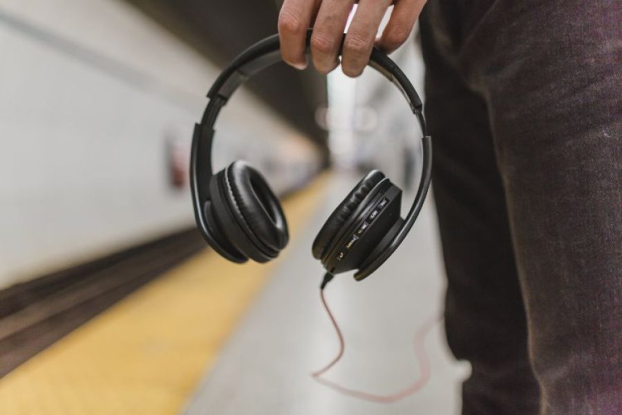 Os fones de ouvido com cancelamento de ruído afetam a saúde auditiva dos jovens?
