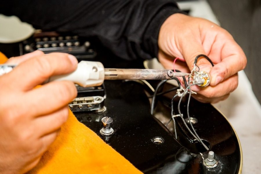 Seu som está estranho? 5 sinais de que sua guitarra pode estar precisando de um luthier