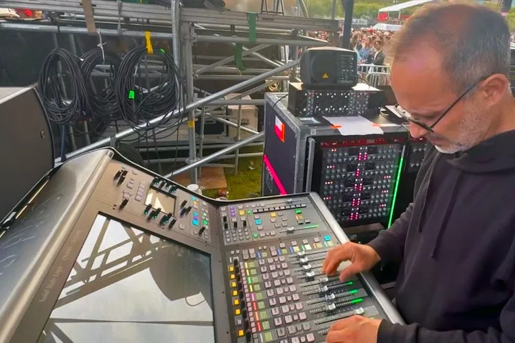 Peso Pluma incorpora o Harrison D510rack com interface Dante ao som ao vivo