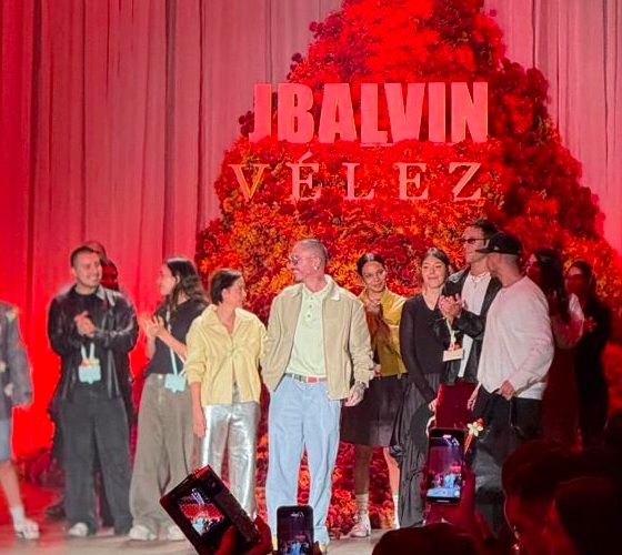 Colômbia: Montarbo impulsiona a experiência sonora no desfile da Vélez com J Balvin