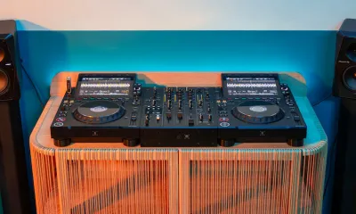 AlphaTheta lança o DJM-V5, novo mixer compacto de 3 canais com som profissional e controle sem fio