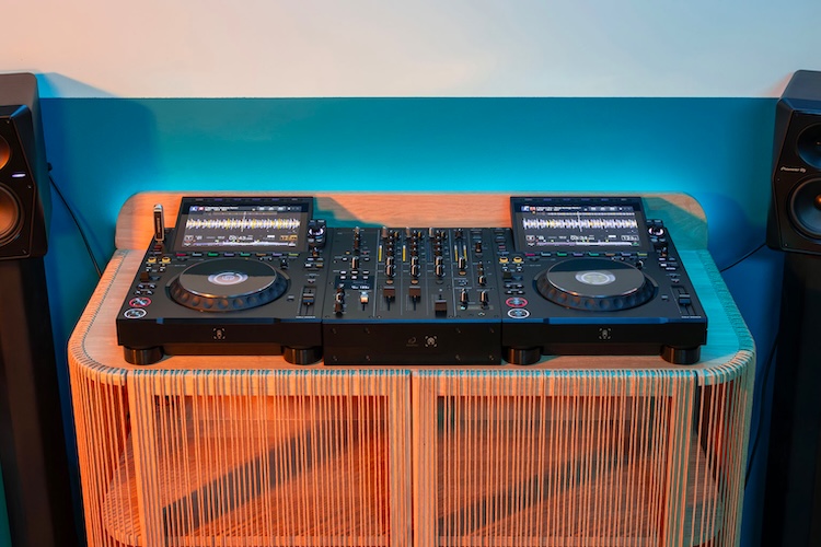 AlphaTheta DJM-V5 750x500