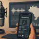 artista acompanhando repasses de streaming em um celular e notebook.