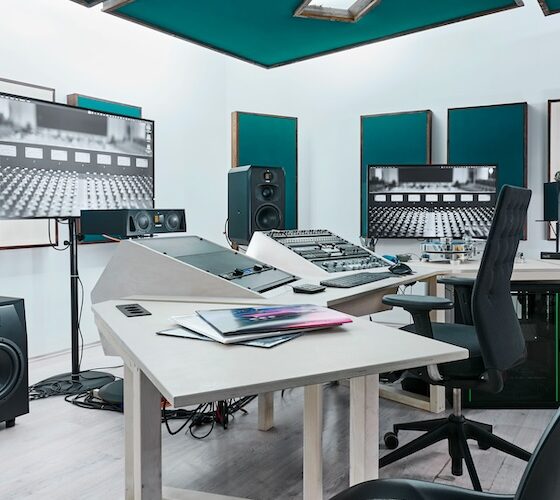 ADAM Audio e Dolby apresentam novos bundles certificados para Dolby Atmos