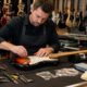 Manutenção básica de guitarras na loja: um serviço que fideliza clientes