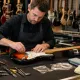 Manutenção básica de guitarras na loja: um serviço que fideliza clientes