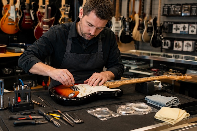 Manutenção básica de guitarras na loja: um serviço que fideliza clientes