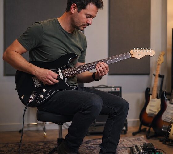 8 cuidados para proteger as mãos e tocar guitarra ou baixo melhor