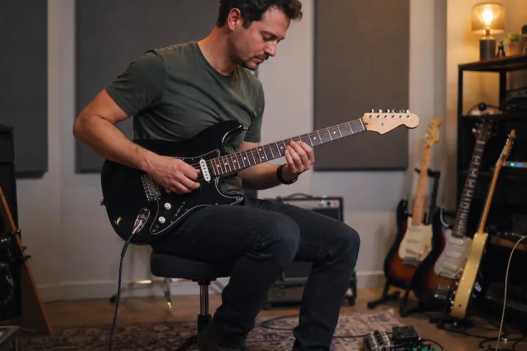 8 cuidados para proteger as mãos e tocar guitarra ou baixo melhor