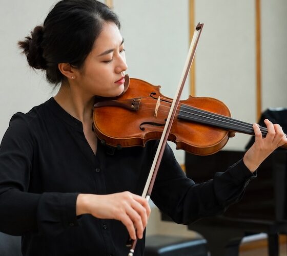 8 cuidados de saúde para violinistas protegerem mãos, pescoço e ombros