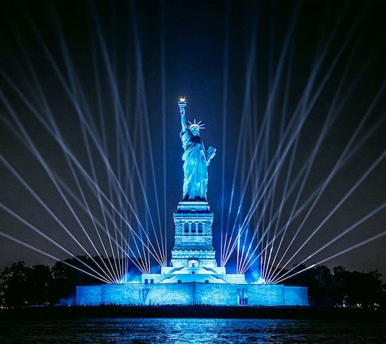Robe ilumina apresentação de Michael Canitrot na Estátua da Liberdade