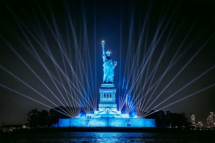 Robe ilumina apresentação de Michael Canitrot na Estátua da Liberdade