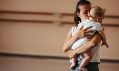 Cantar para o bebê ajuda no desenvolvimento? Entenda por que a voz dos pais importa
