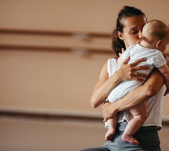 Cantar para o bebê ajuda no desenvolvimento? Entenda por que a voz dos pais importa