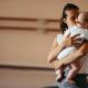 Cantar para o bebê ajuda no desenvolvimento? Entenda por que a voz dos pais importa