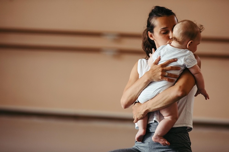 Cantar para o bebê ajuda no desenvolvimento? Entenda por que a voz dos pais importa