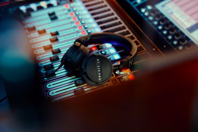 beyerdynamic DT 275 PRO para monitoramento em ambientes ruidosos