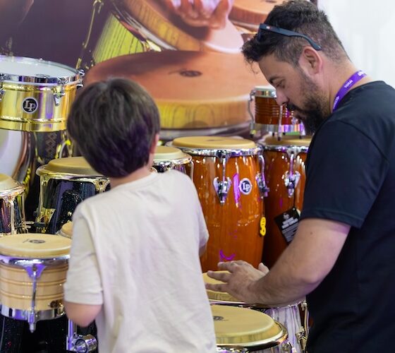 Tecnologia musical para jovens: do celular ao home studio