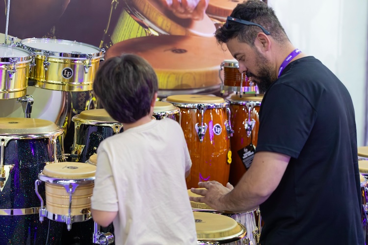 Tecnologia musical para jovens: do celular ao home studio