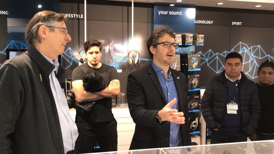 Daniel Reis e um grupo de distribuidores e locadores, na fábrica da Sennheiser, na Alemanha