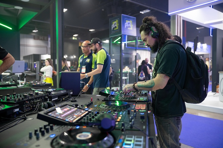 8 cuidados de saúde para DJs protegerem a audição e o corpo