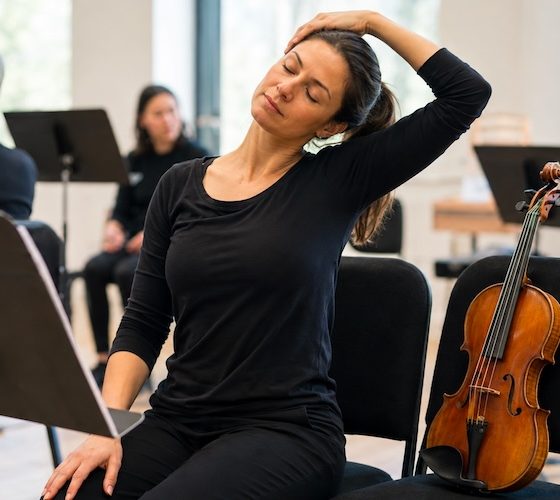 8 cuidados de saúde para músicos de orquestra protegerem corpo e audição