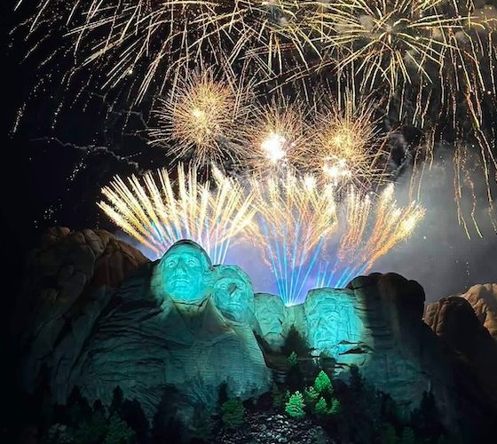 Iluminar o Mount Rushmore a até 180 metros de distância: o desafio da Elation no Freedom 250