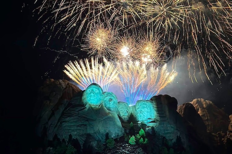 Iluminar o Mount Rushmore a até 180 metros de distância: o desafio da Elation no Freedom 250