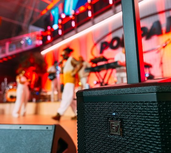 Electro-Voice amplia parceria com Podpah e passa a patrocinar a Podpah Records