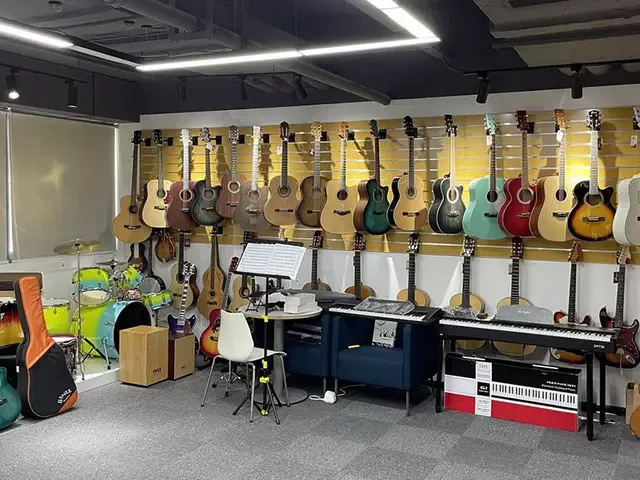 Showroom da Aileen Music com violões, teclados e instrumentos de percussão