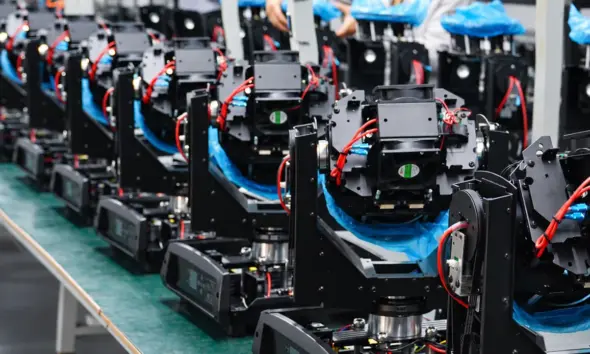 Linha de montagem de equipamentos de iluminação na fábrica da Big Dipper