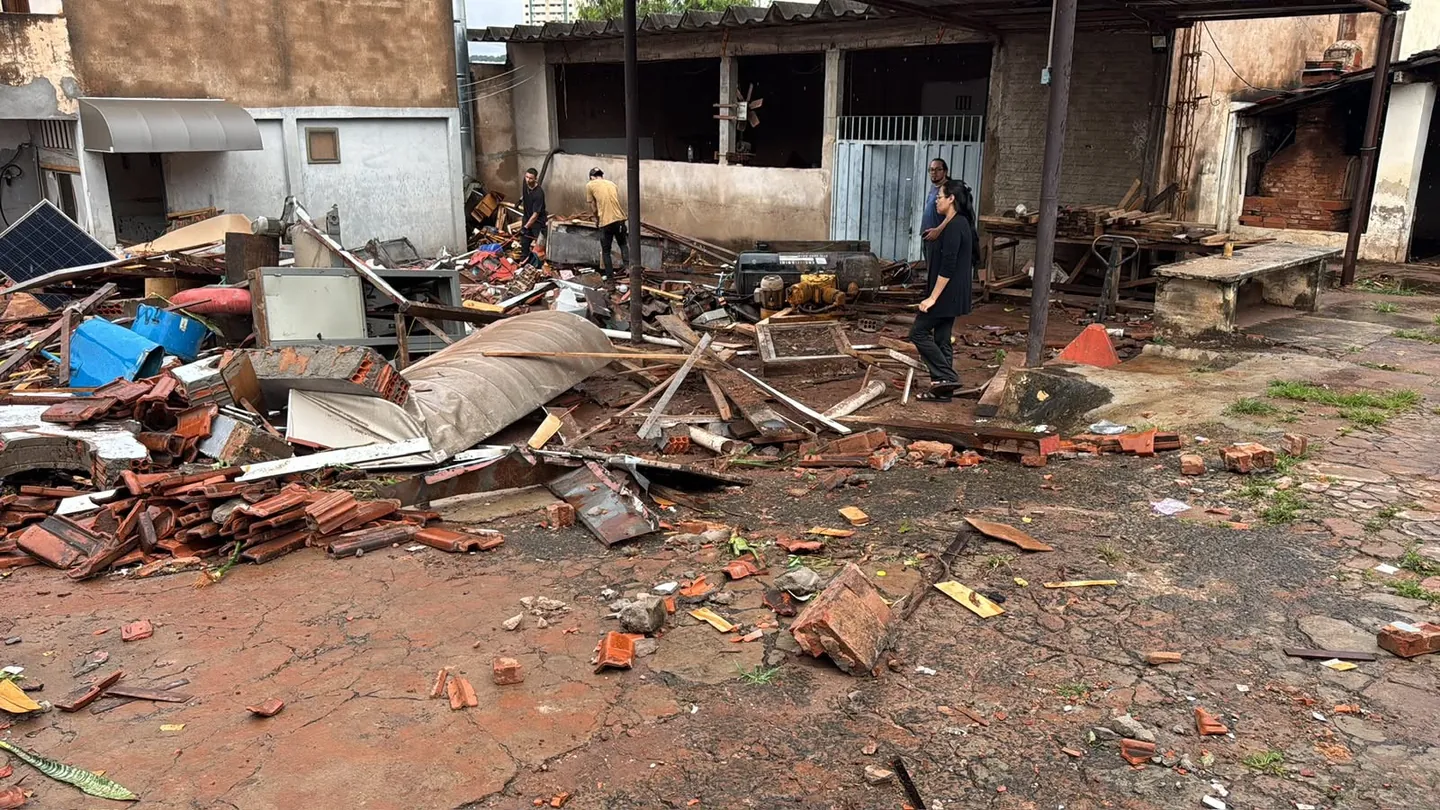 Tijolos, peças e materiais espalhados diante da fábrica da Carrozza Guitars.