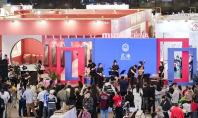 Público circula entre estandes e acompanha uma apresentação no pavilhão da Music China.