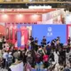 Público circula entre estandes e acompanha uma apresentação no pavilhão da Music China.