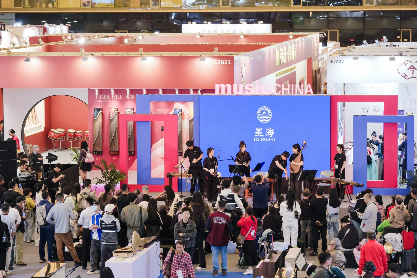 Público circula entre estandes e acompanha uma apresentação no pavilhão da Music China.