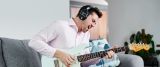 Boss lança fones Waza-Air com amplificador de guitarra incorporado