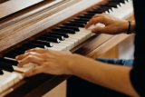 Vantagens de tocar piano em qualquer fase da vida